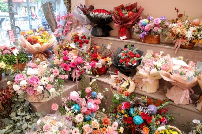 Imported flower market busy on Vietnamese Women’s Day